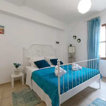 דירה Tiny Clock House *